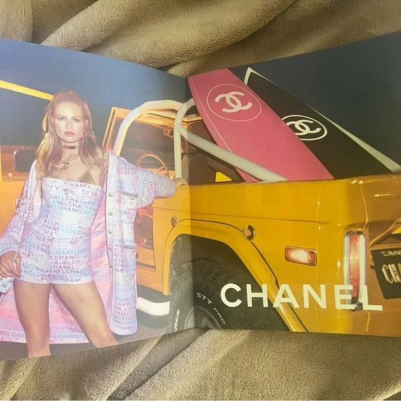 Chanel magazine & shopping bag with camellia - Picture 2 of 3